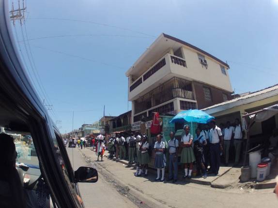 Dirigindo pelas ruas de Cap-Haitien, a segunda maior cidade do Haiti